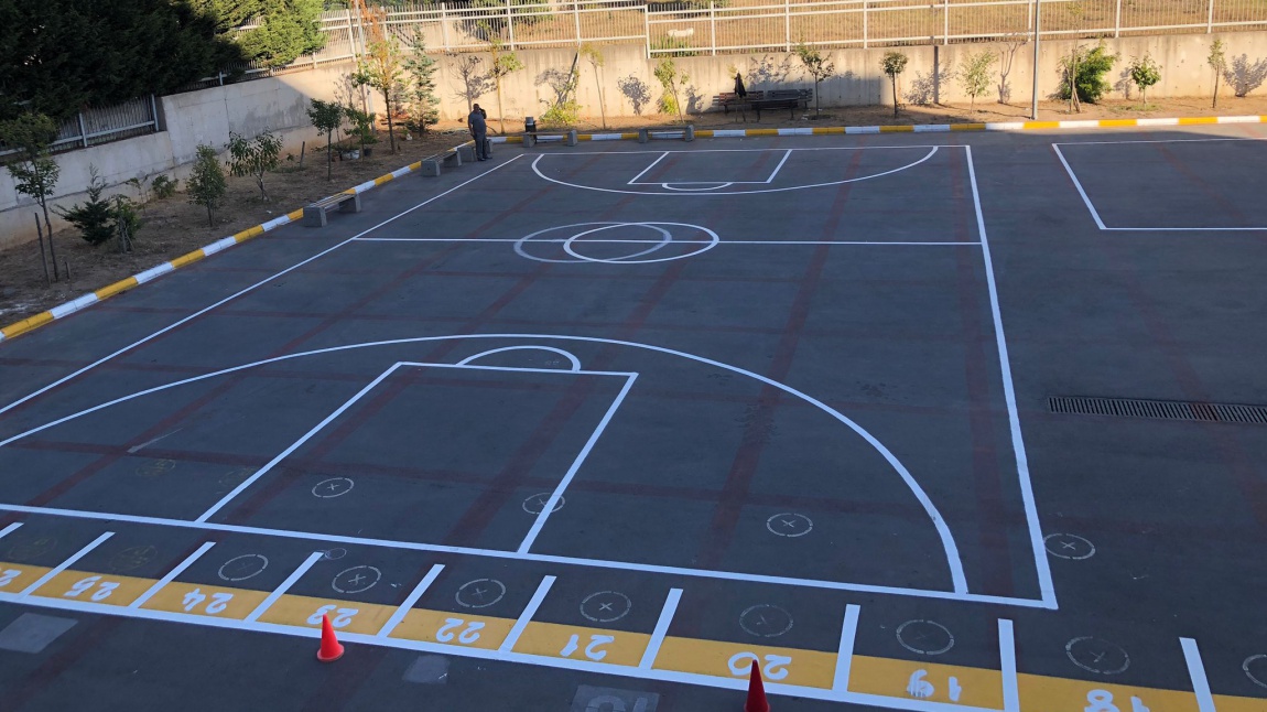 Okul bahçemiz, Basketbol, Voleybol ve Badminton sahamız , otopark ve öğrenci tören çizgilerimiz okul beden eğitimi öğretmenlerimiz tarafından  boyanmıştır. 